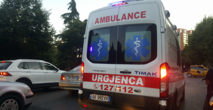 Makina përplas këmbësorin në Elbasan, 80-vjeçari përfundon në spital
