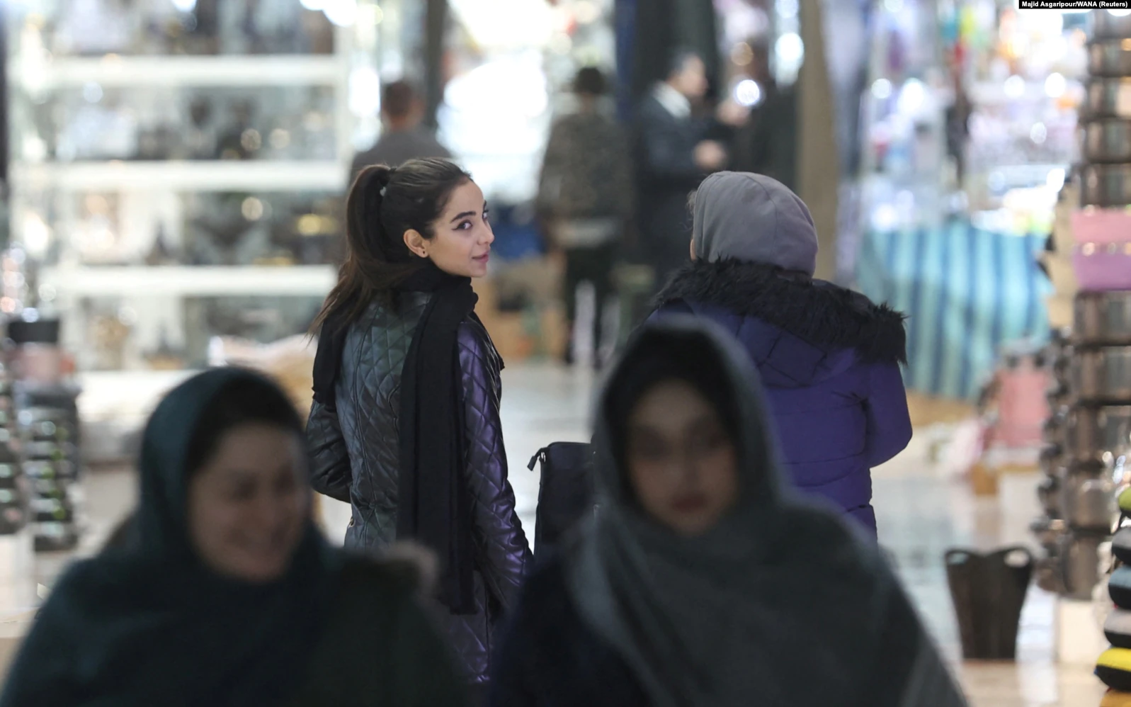FOTO/ Një jetë e re? Gratë iraniane kanë nisur të heqin shaminë e kokës