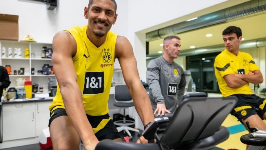 U operua dy herë dhe mposhti kancerin, Haller rikthehet në stërvitje te Borussia Dortmund