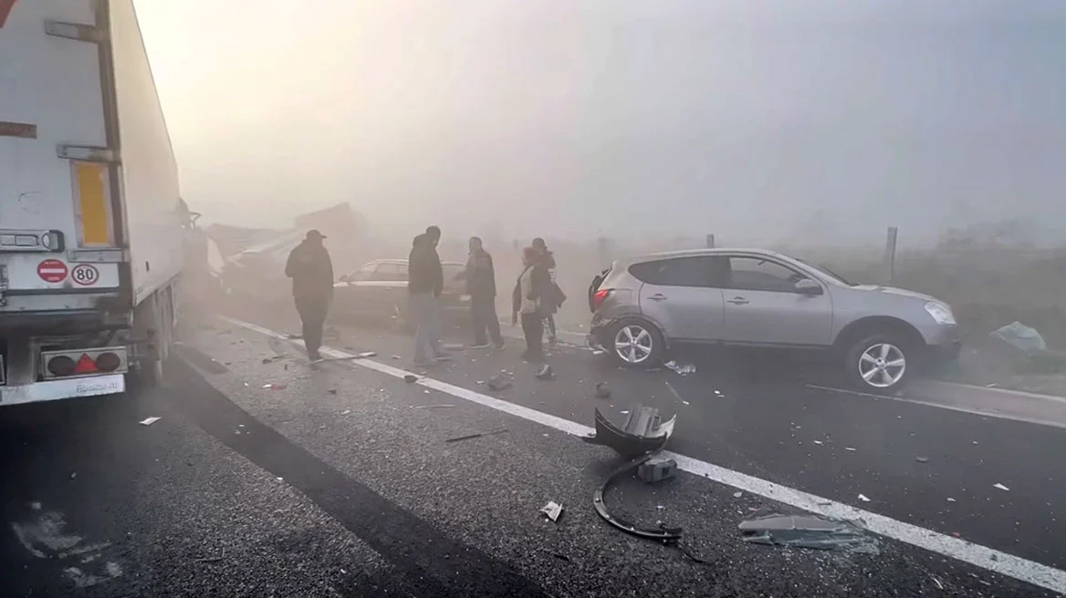 VIDEO/ Aksident i frikshëm me 6 kamionë në Greqi, bllokohet autostrada