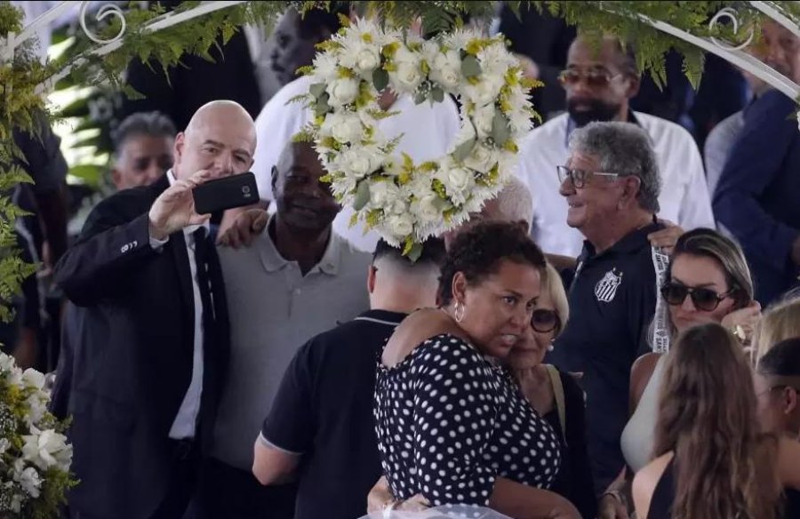 Infantino sqaron foton në funeralin e Pele