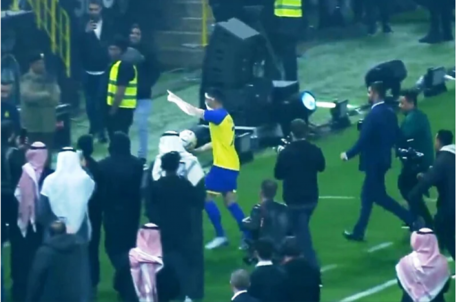 VIDEO/ Ronaldo bëri të lumtur një vajzë të vogël në tribunë dhe i emocionoi të gjithë në Arabinë Saudite