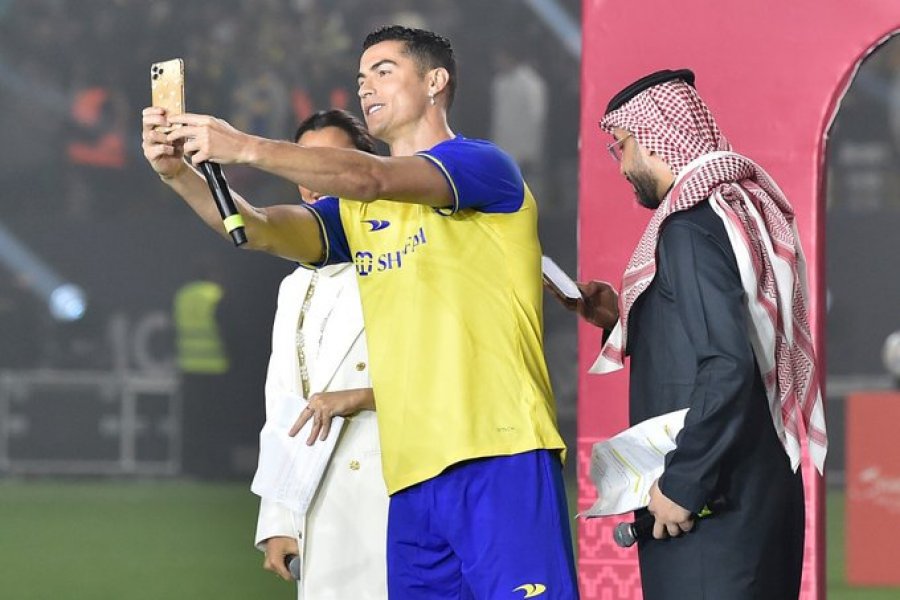 Moti i keq në Riad, shtyhet ndeshja e parë e Al Nassr pas blerjes së Cristiano Ronaldos