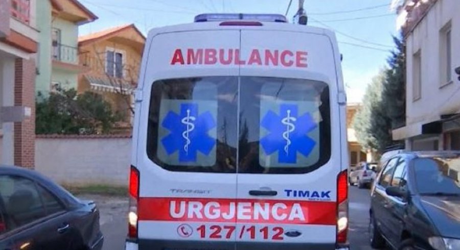 Aksident në Tiranë, gruaja përplaset me makinë nga i riu dhe përfundon në spital