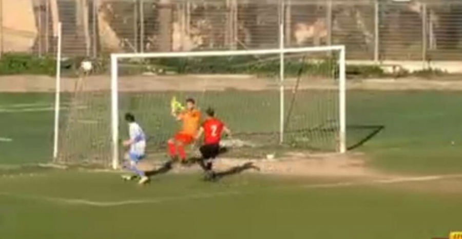 VIDEO/ Topi përplaset në rrjetën e jashtë, arbitri e quan gol
