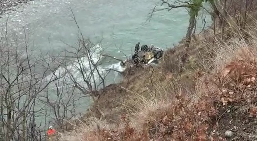 Akdsident i rëndë në Elbasan-Librazhd/ Makina bie në lumin Shkumbin