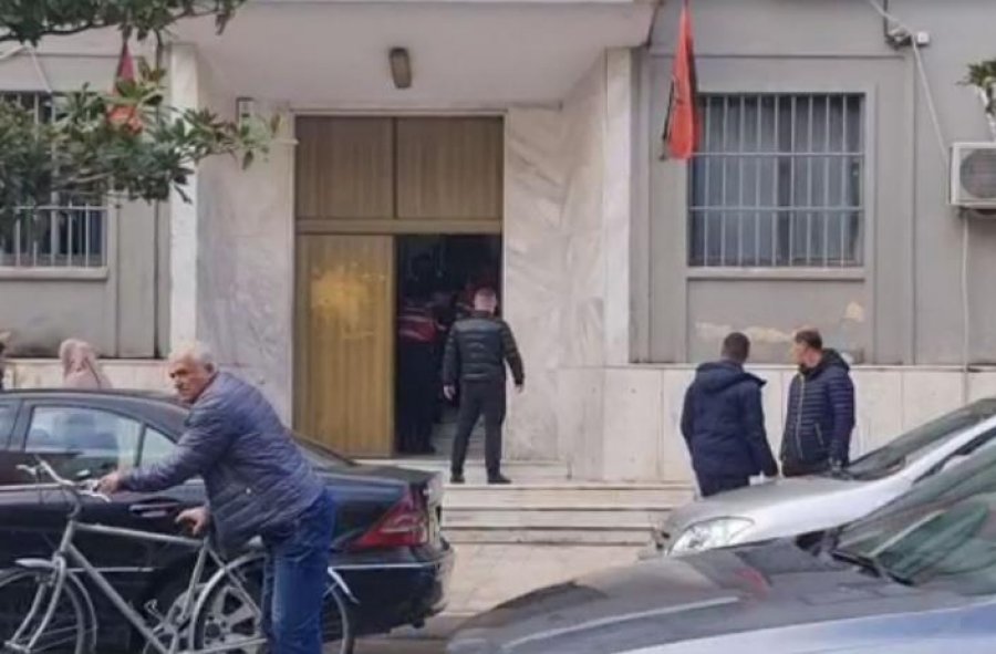 Grabitën me armë dyqanin në Durrës, lihen në burg dy të arrestuarit