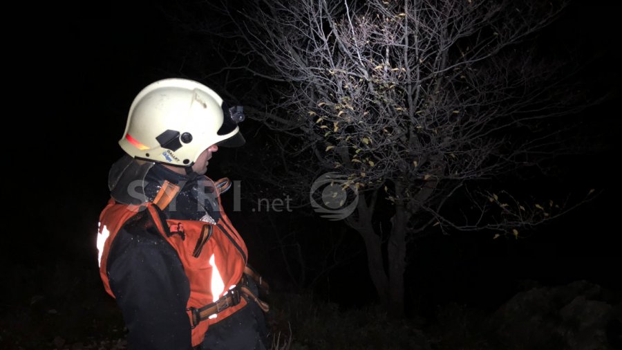 FOTO/ Një person bllokohet mes shkëmbinjve në Gramsh