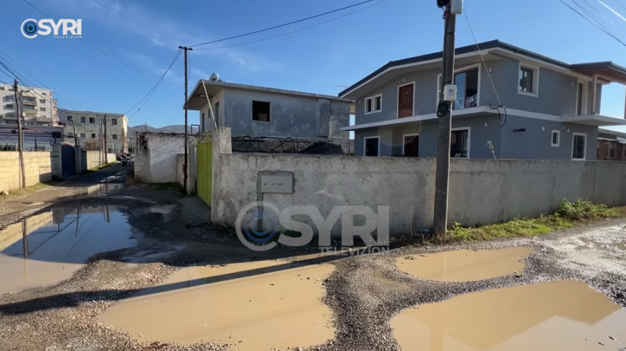 VIDEO SYRI TV/ Shkatërrohet rruga në Lezhë, ankohen banorët: Bashkia na ka mashtruar