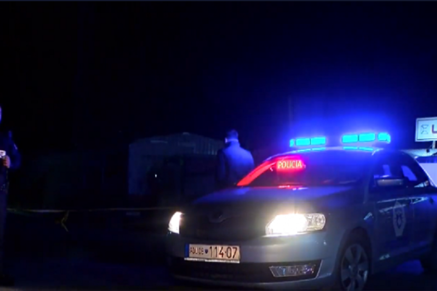 Tentativë vrasjeje në Mitrovicë, gjuajnë me armë nga makina, kapet një nga të dyshuarit
