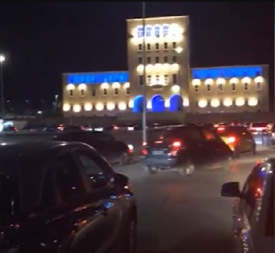 Paniku nga tërmeti/ Qytetarët dalin te sheshi në Tiranë se aty nuk ka kulla