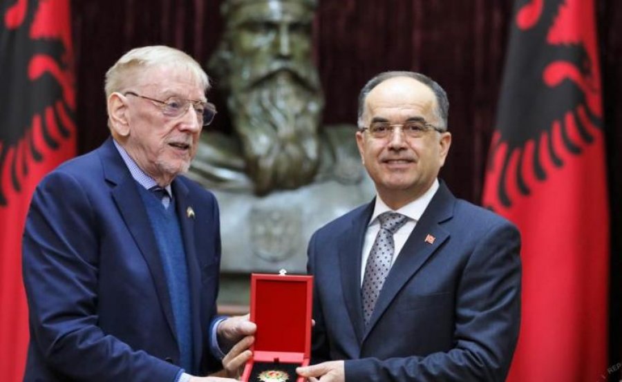 ‘Njeriu që ndryshoi historinë e Kosovës’, Presidenti dekoron ambasadorin William Walker