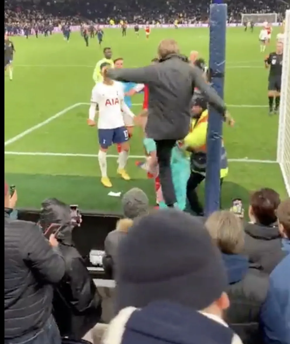 Video e re e sulmit të tifozëve ndaj portierit të Arsenalit