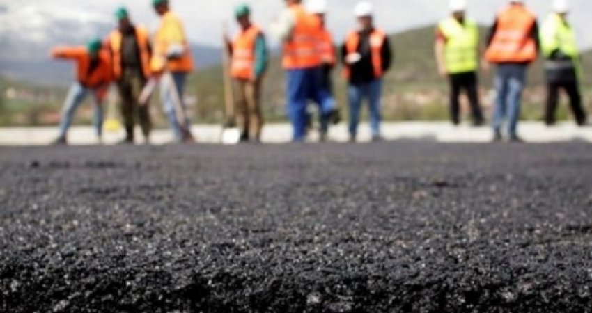 Ministria e Infrastrukturës dhe disa komuna nënshkruajnë kontrata për mirëmbajtjen e rrugëve