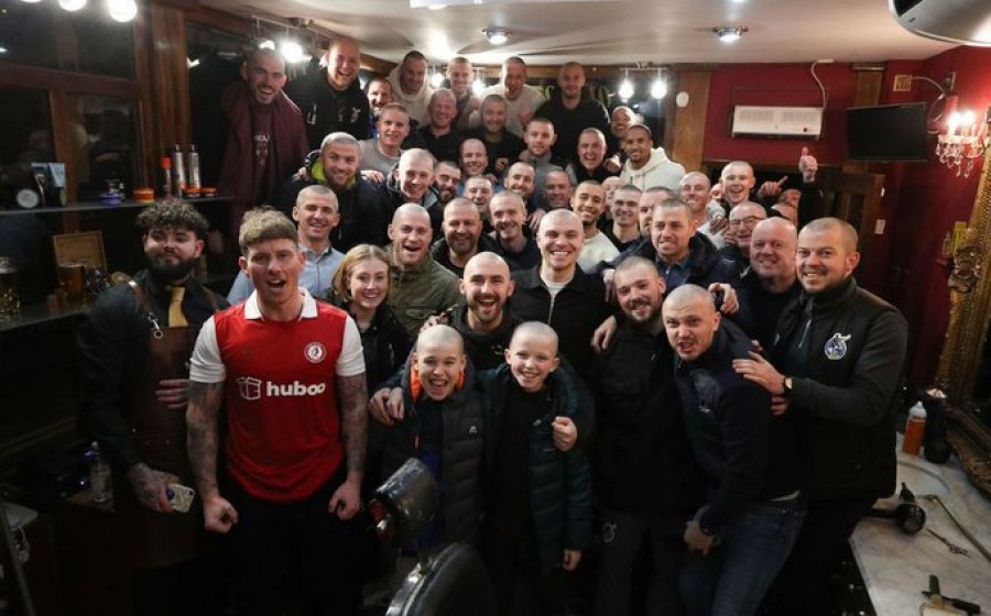 FOTO/ Anderton u diagnostifikua me sëmundjen e rëndë, te Bristol Rovers qethin flokët për ta përkrahur
