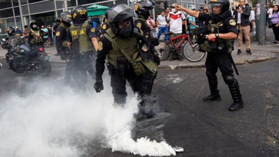 53 viktima në Peru, përshkallëzohen protestat antiqeveritare