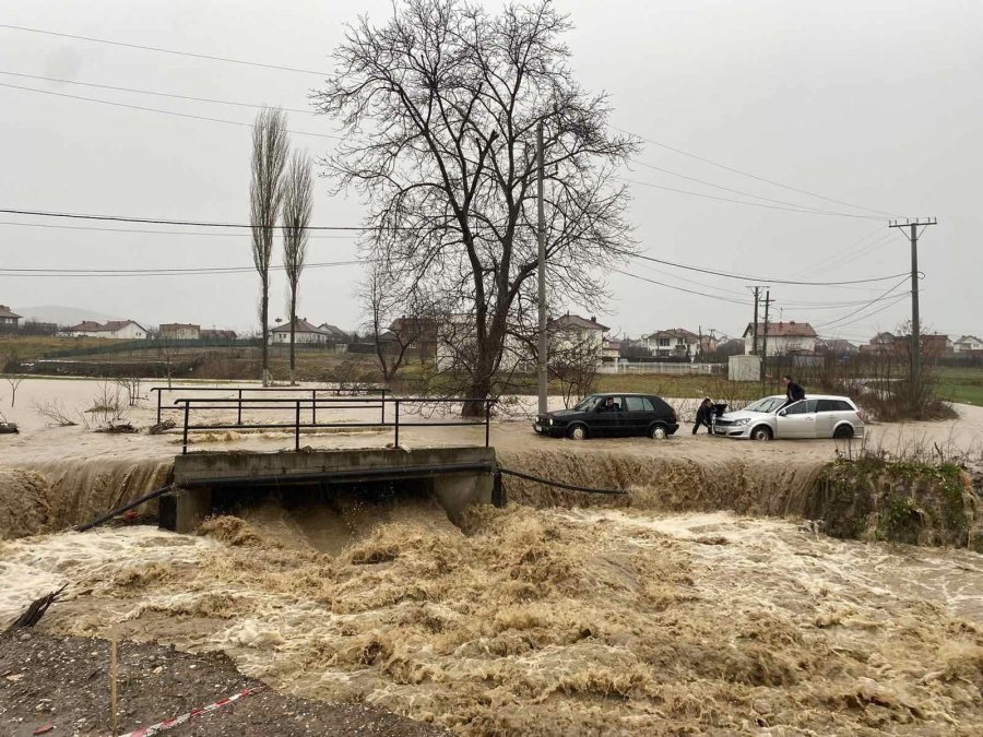 FOTO/ Përmbytje edhe në Kosovë, Policia vihet në gatishmëri