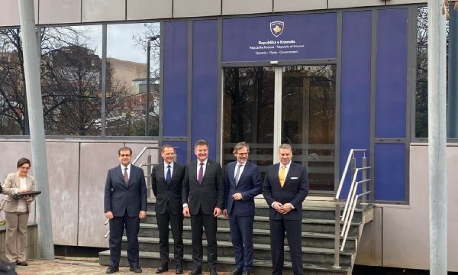 Pesë emisarët arrijnë në Qeverinë e Kosovës