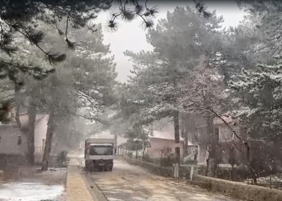 VIDEO/ Malet e Krujës mbulohen nga bora e dendur, nevojiten zinxhirë në Qafë Shtamë