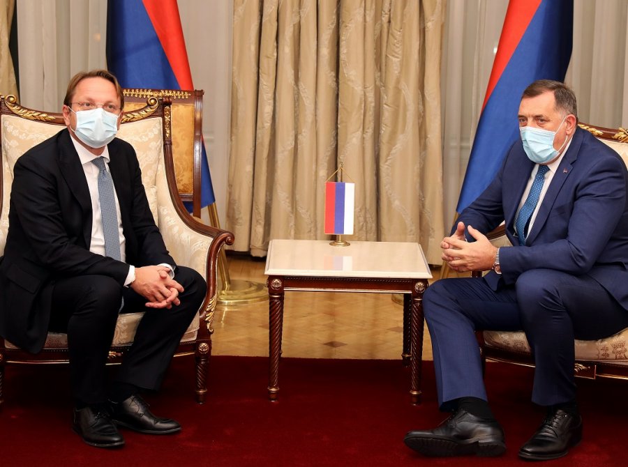 Pse, deputetët e Parlamentit Evropian po priren ta largojnë, komisionerin e Orbanit në BE