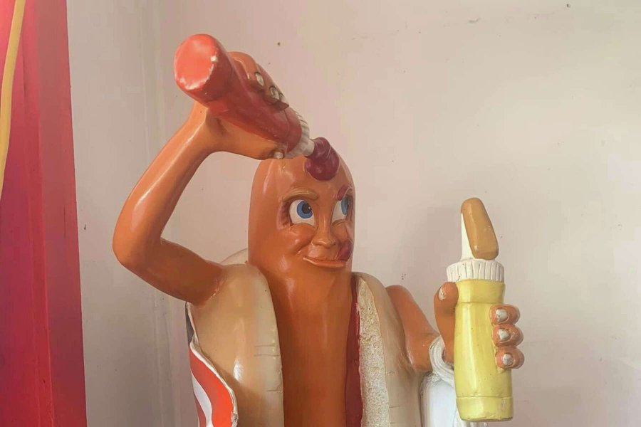 Statuja e vjedhur e hot-dogut i kthehet pronarit të restorantit