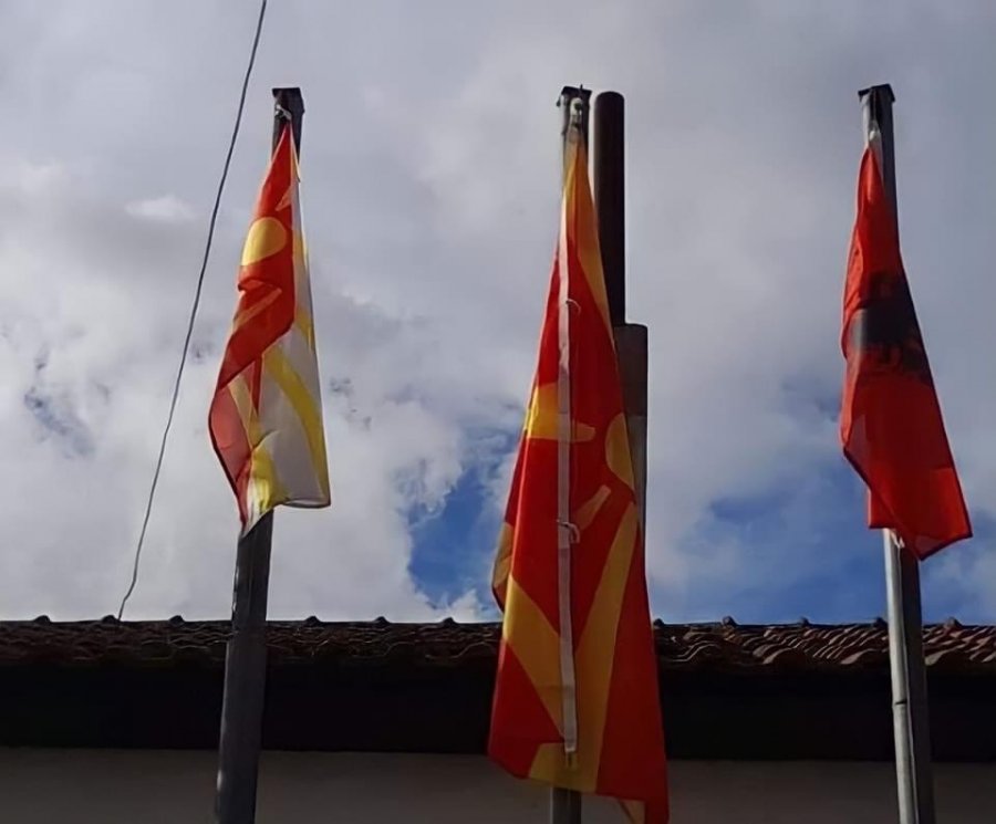 Për herë të parë/ Ngrihet flamuri shqiptar në Komunën e Çashkës, Maqedoni e Veriut