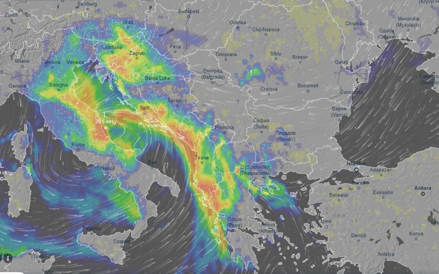 Cikloni mbi Adriatik sjell shira dhe stuhi, borë në juglindje dhe verilindje