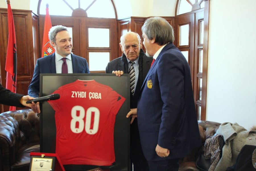 Bashkia Shkodër dhe FSHF nderojnë mjekun e njohur shkodran, Zyhdi Çoba në 80-vjetorin e tij të lindjes