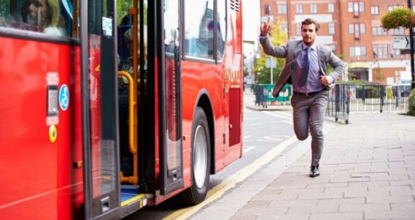 Jetëgjatësia, sa fitojnë ata që vrapojnë për të kapur autobusin?