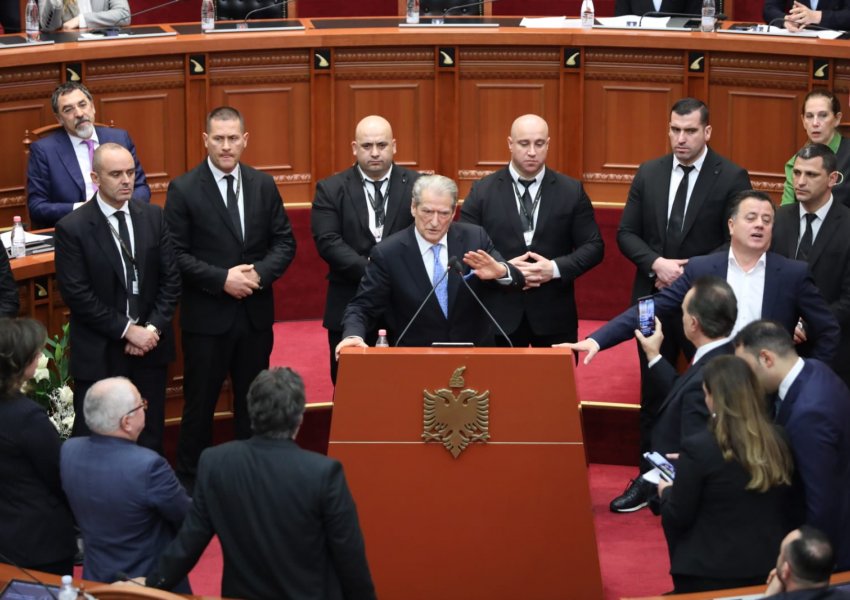Socialistët ia mbathin nga Kuvendi/ Berisha: Rama nuk ka më shpëtim