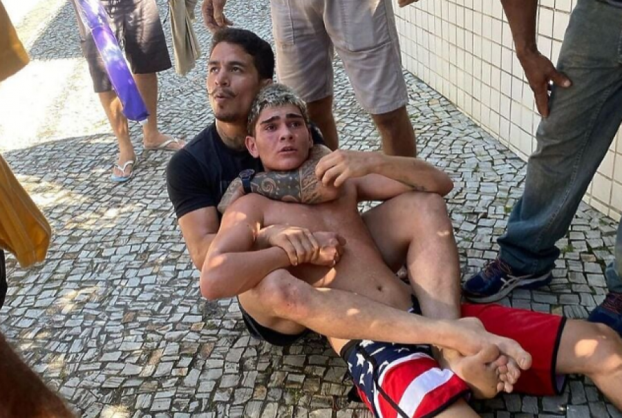 Hajduti në Brazil vodhi një celular në plazh, por luftëtari i UFC-së e kap dhe ia dorëzon policisë