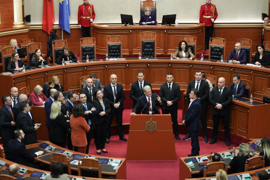 Tensionet në Kuvend: Opozita merr kontrollin e seancës, Nikolla përjashton Berishën