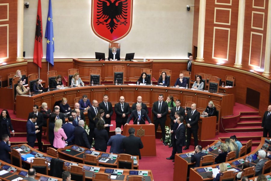 VIDEOLAJM/ Gafa e Lindita Nikollës: Janë prezent në votim 73 deputetë! Buxheti i 2024 miratohet me 83 vota?!