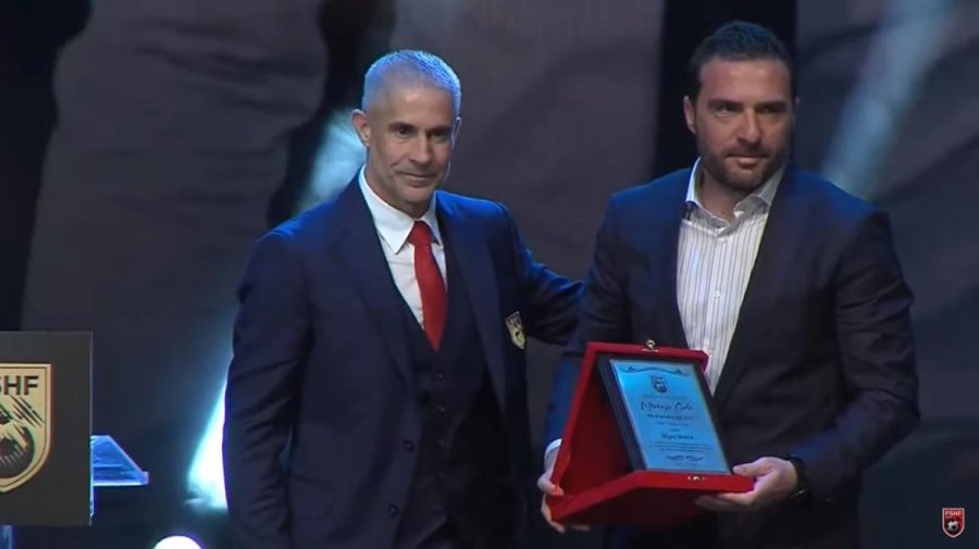 Orges Shehi shpallet 'Trajneri i vitit 2022', trajneri i Shqipërisë i dorëzon trofeun teknikut bardheblu