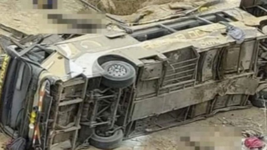 Aksidentohet autobusi me 60 pasagjerë në Peru, 23 të vdekur