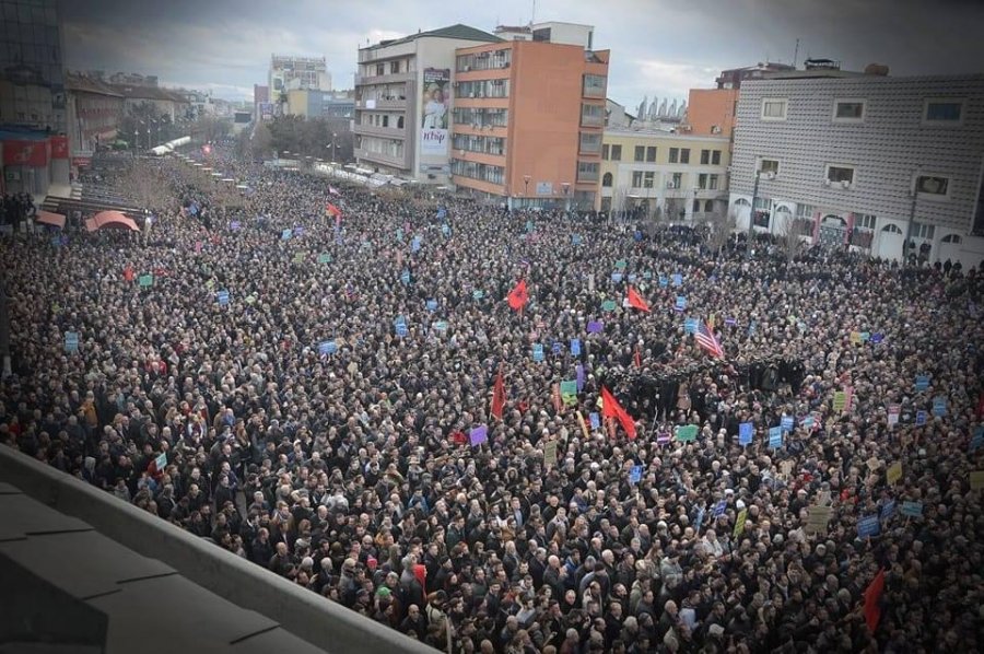 Trysnia ndërkombëtare mbytëse ndaj Kosovës