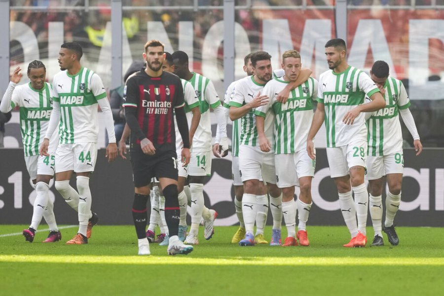 VIDEO/ Katër gola në 45 minuta, Sassuolo 'shkërrmoq' Milanin