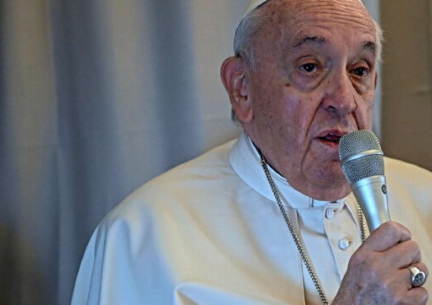 Papa Françesku fillon udhëtimin e tij në Afrikë, ndalesa e parë Kinshasa