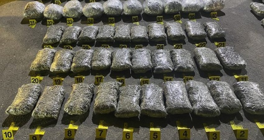 Kërkohet paraburgim për serbin që iu gjetën 107 kilogramë marihuanë në rezervuar të kamionit