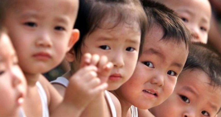 Provinca në Kinë heq kufizimet: Bëni sa fëmijë të doni, edhe të pamartuarit