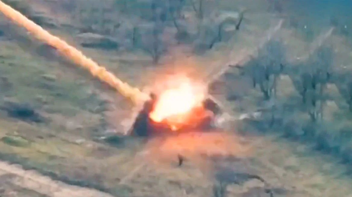 Video shokuese: Momenti kur ushtarët rusë vriten nga një raketë ukrainase