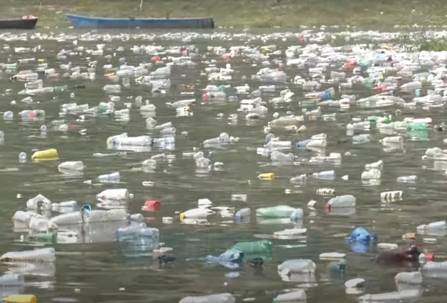 Ndotja ndërkufitare: Përmbytjet nxjerrin mbi ujë 'ishujt' e plastikës në Fierzë