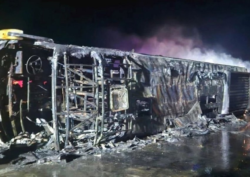 Autobusi i dasmorëve shpërthen në flakë, të paktën 25 të vdekur