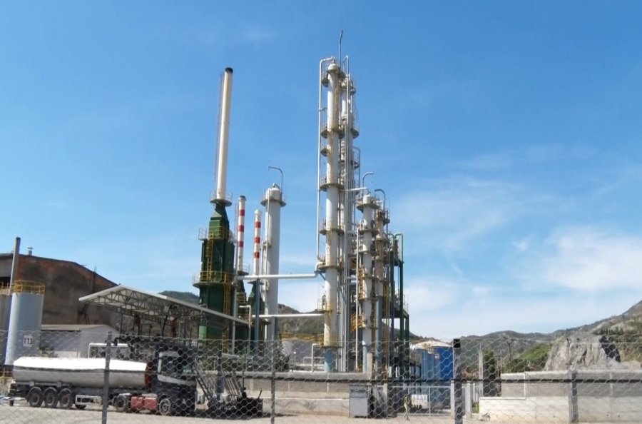 ‘Kanë lekun dhe shtetin’: Rafineria e naftës në Elbasan akuzohet për ndotje