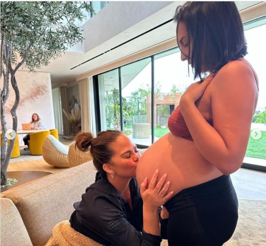 Një nëne surrogate do të bëjë prindër për herë të kartërt John Legend dhe Chrissy Teigen