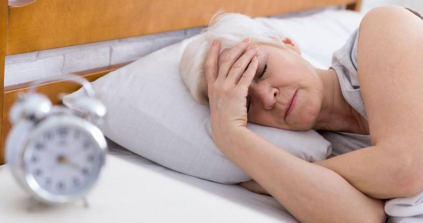 Studiuesit tregojnë se çka ndodh nëse bëni më pak se 7 orë gjumë