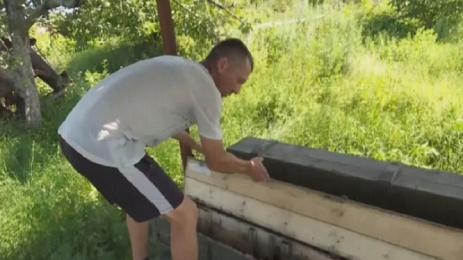 U shkatërrua nga lufta, ukrainasi rindërton shtëpinë me mbetjet e raketave
