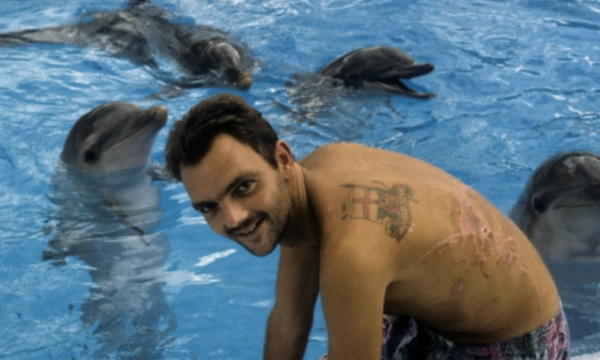 ‘Po prisja vdekjen, delfinët më shpëtuan jetën’, i mbijetuari nga sulmi i peshkaqenit tregon sfidën