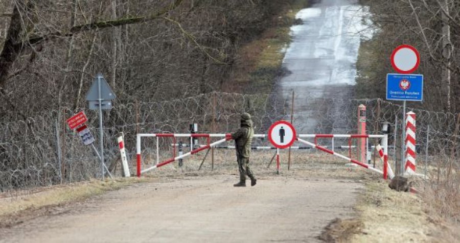 Polonia rrit sigurinë në kufirin me Bjellorusinë, mobilizon qindra forca policie