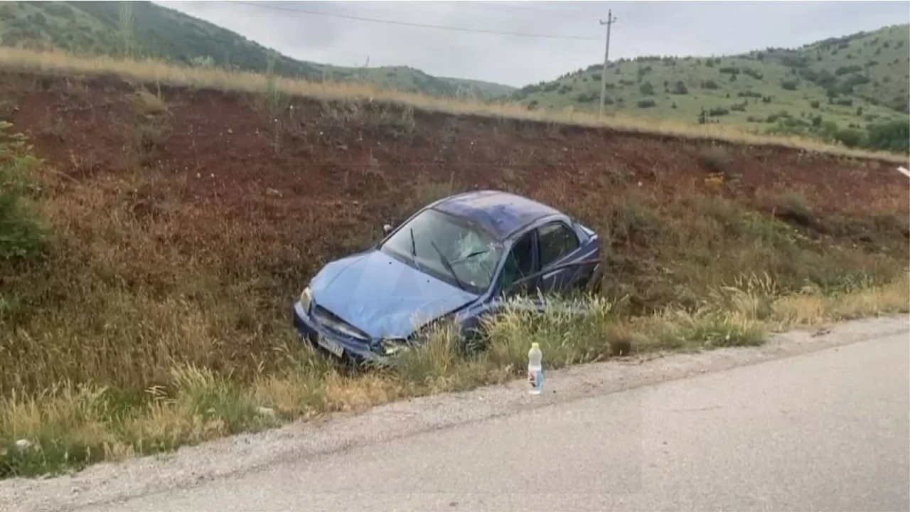 Aksident në Korçë-Pogradec, automjeti del nga rruga, plagosen 2 persona 